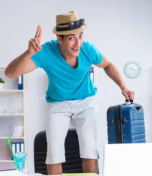 De zakenman die zich voorbereidt op vakantie op kantoor — Stockfoto