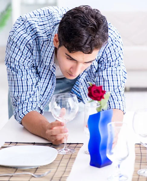 Чоловік сам готується до романтичного побачення зі своєю коханою — стокове фото