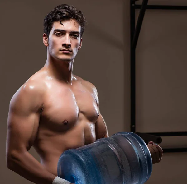 Muscular rasgado hombre con gran botella de agua — Foto de Stock