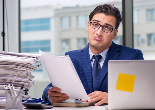Homme d'affaires accro au travail surmené avec trop de travail au bureau — Photo