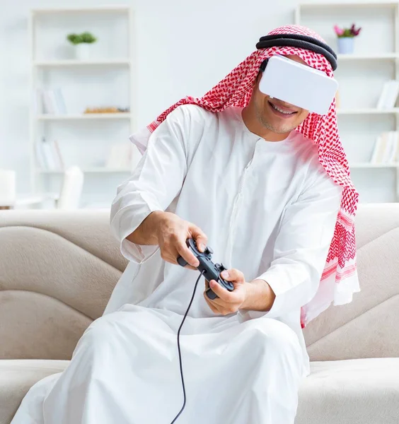 Hombre árabe adicto a los videojuegos — Foto de Stock