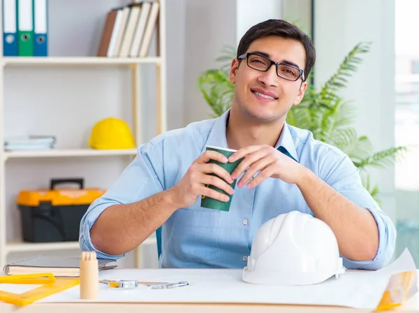 Ingegnere edile al lavoro su un nuovo progetto — Foto Stock