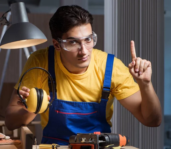 Lavoratore che lavora in officina di riparazione nel concetto di lavorazione del legno — Foto Stock