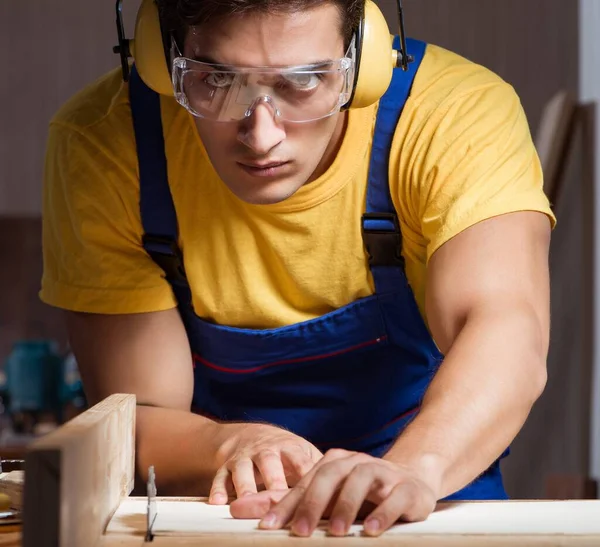 Lavoratore che lavora in officina di riparazione nel concetto di lavorazione del legno — Foto Stock