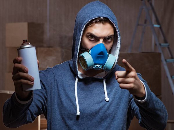 Художник-граффити в тёмной курилке