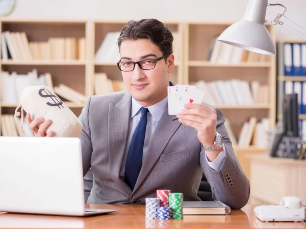 Zakenman gokken speelkaarten op het werk — Stockfoto