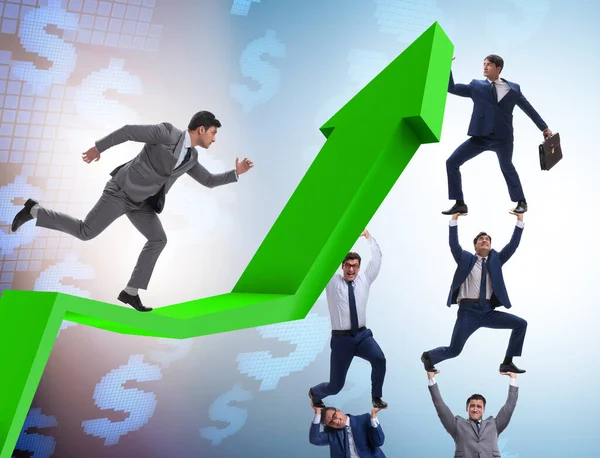 グラフ上の経済成長を支えるビジネスマン — ストック写真