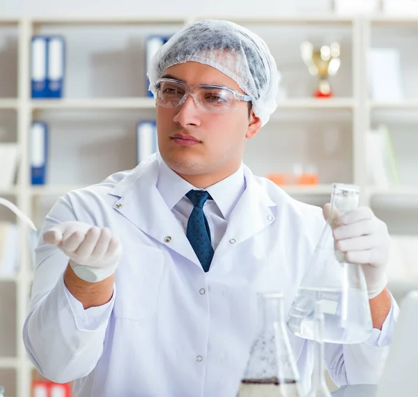 Científico joven investigador haciendo una prueba de contaminación de agua expe — Foto de Stock