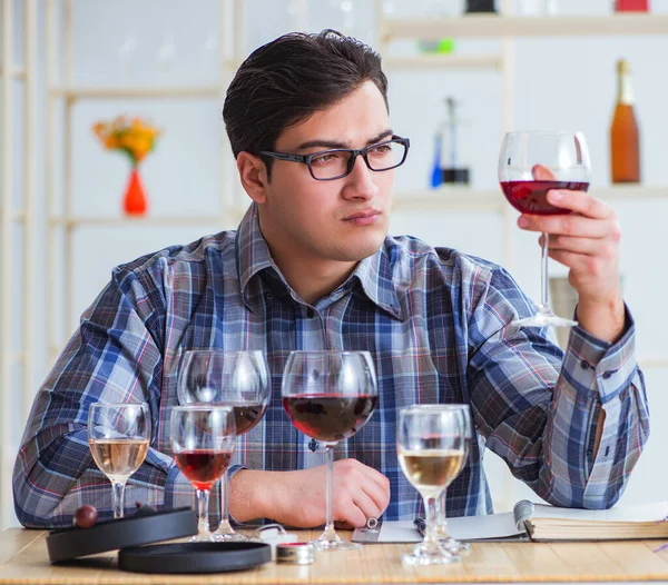 Professioneller Sommelier verkostet Rotwein — Stockfoto