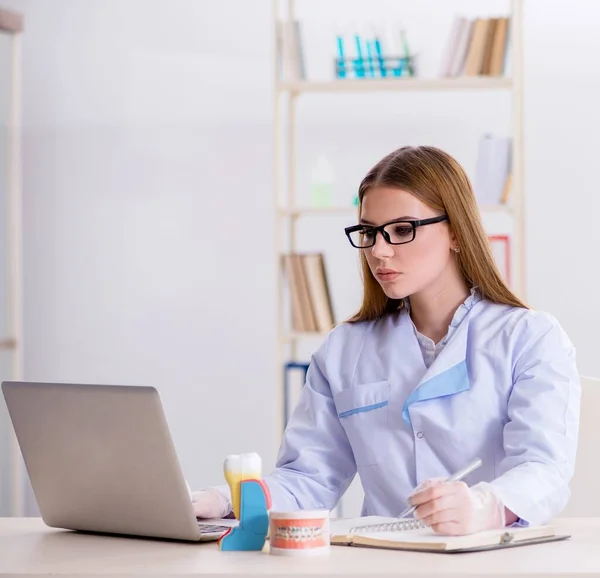 Estudante de Odontologia praticando habilidades em sala de aula — Fotografia de Stock