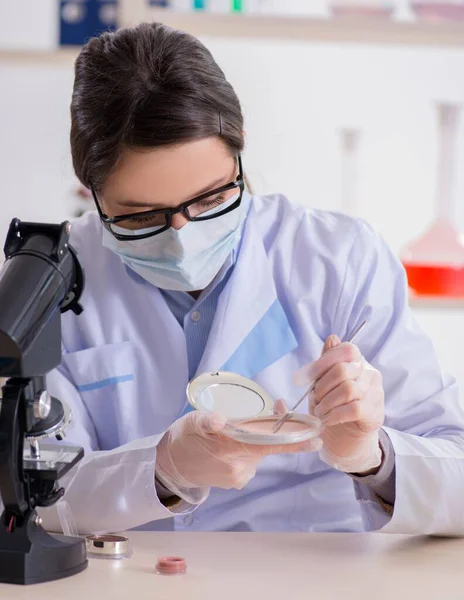 Laborchemiker überprüft Schönheits- und Make-up-Produkte — Stockfoto