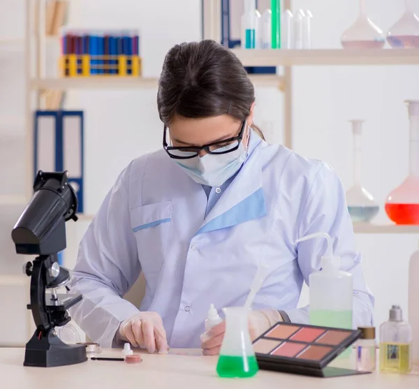 Laborchemiker überprüft Schönheits- und Make-up-Produkte — Stockfoto