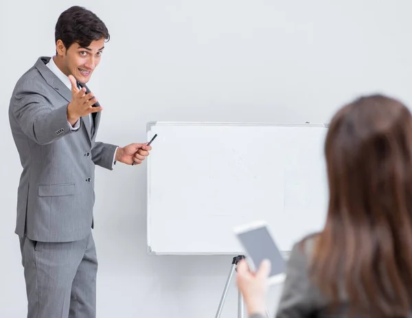 Zakelijke presentatie in het kantoor met man en vrouw — Stockfoto