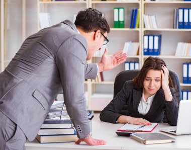 Kadın ve erkek arasındaki ofis anlaşmazlığı