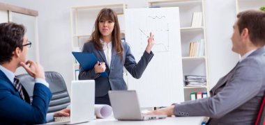 Ofisteki çalışanlarla iş görüşmesi.