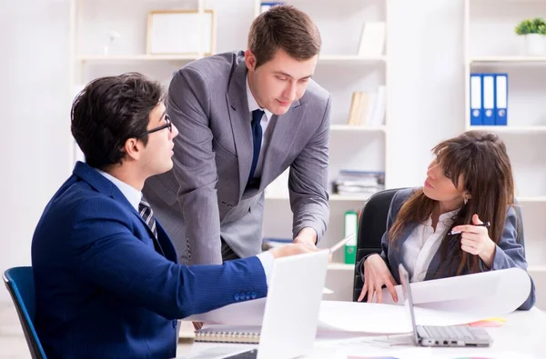 Reunión de negocios con los empleados en la oficina —  Fotos de Stock