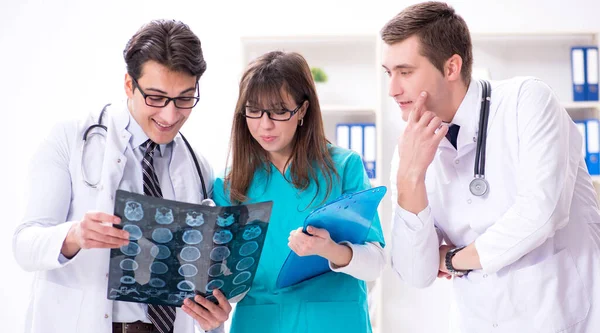 Drei Ärzte diskutieren Scanergebnisse von Röntgenbild — Stockfoto