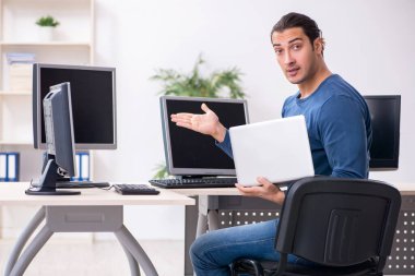 Ofiste çalışan genç bir erkek.