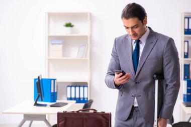 Ofiste bacağı yaralı bir çalışan var.