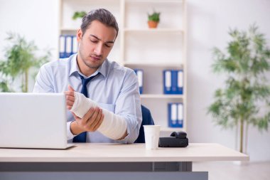 Kazadan sonra iş yerinde yaralanan erkek çalışan