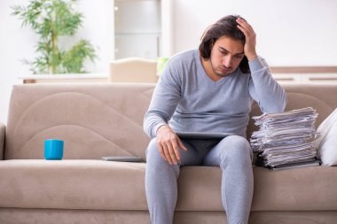 Evden çalışan genç bir işçi.