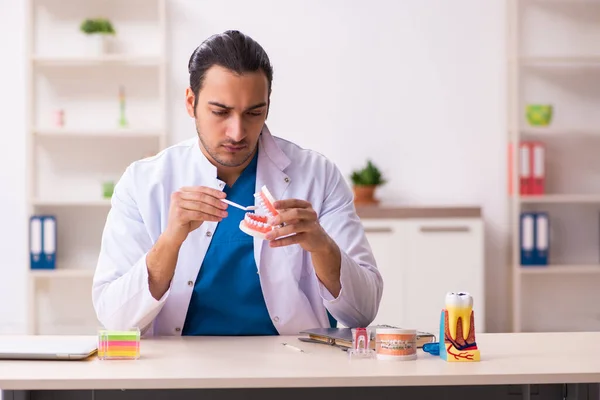 Klinikte çalışan genç erkek dişçi. — Stok fotoğraf