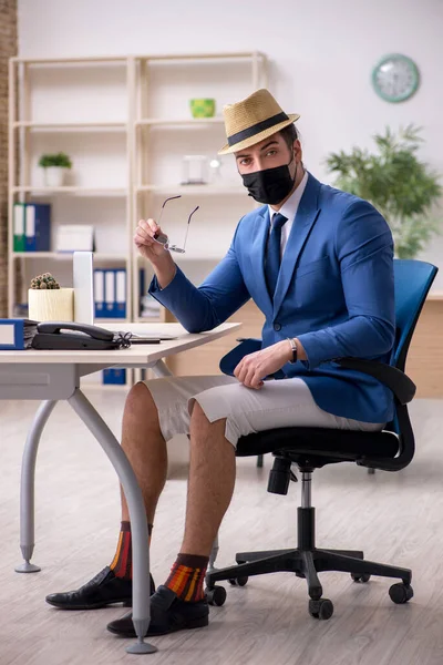 Empresário se preparando para viagem durante pandemia — Fotografia de Stock