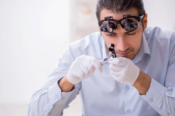 Jonge mannelijke juwelier in werkplaats — Stockfoto