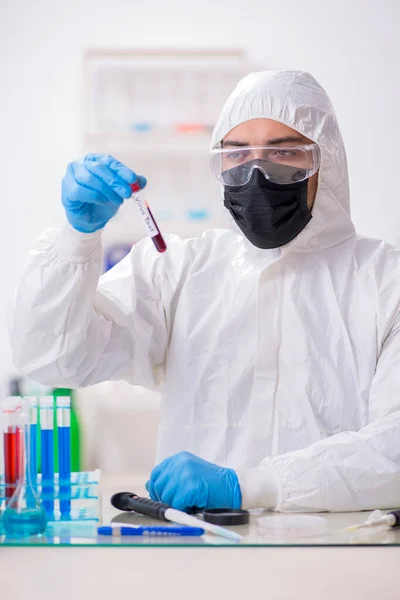 Jonge mannelijke chemicus werkzaam in medisch lab — Stockfoto