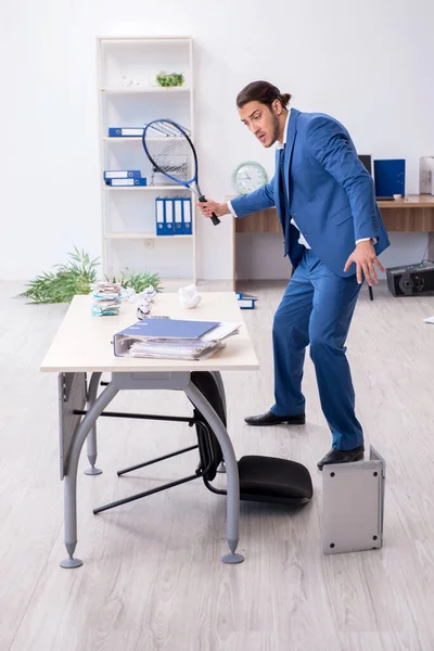 在办公室打网球的年轻男性员工 — 图库照片