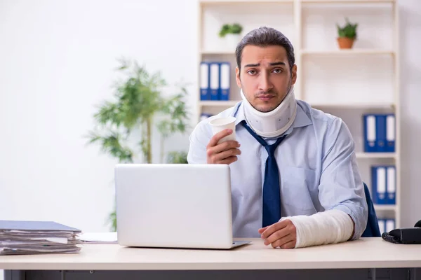 Verletzter männlicher Mitarbeiter nach Unfall am Arbeitsplatz — Stockfoto