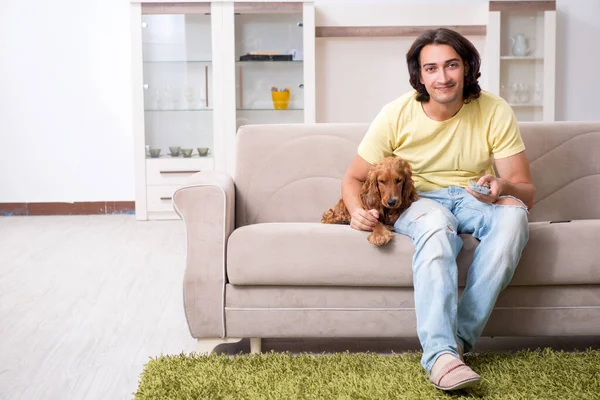 Joven hombre con cocker spaniel perro —  Fotos de Stock