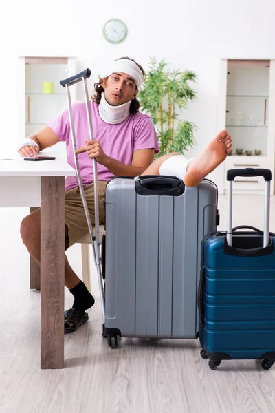 Jovem ferido se preparando para a viagem — Fotografia de Stock