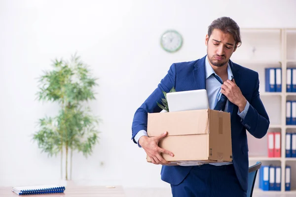 Jeune homme renvoyé de son travail — Photo