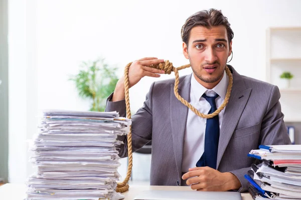 Jonge mannelijke werknemer ongelukkig met overmatig werk — Stockfoto