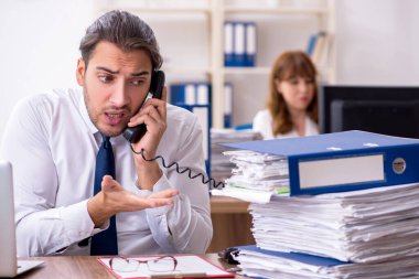 Ofiste çalışan iki çalışan.