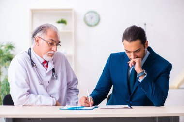 Erkek doktor ve iş adamı tıbbi projeyi tartışıyor