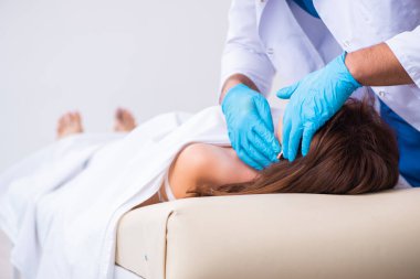 Polis morgdaki cesedi inceliyor.