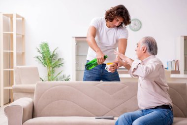 Alkol sorunu olan bir adam ve ailesi.