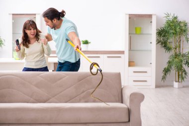 Genç çift ve yılan dairede.