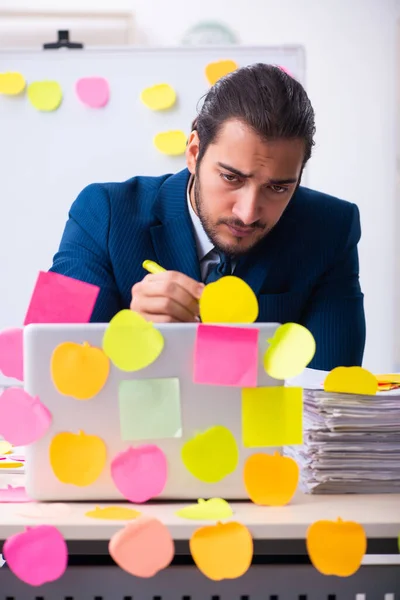 Joven empleado masculino en concepto de prioridades contradictorias — Foto de Stock