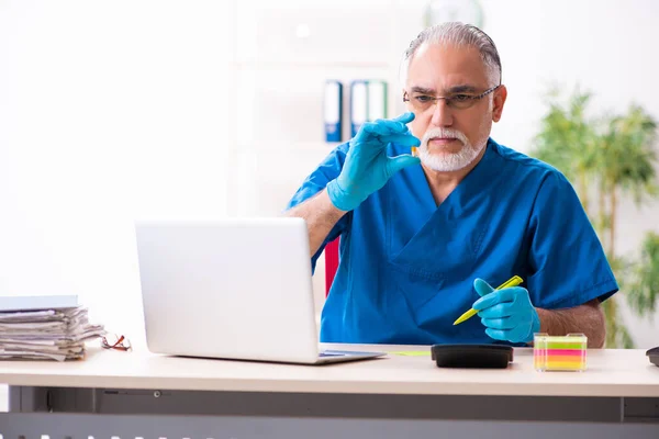 Starý lékař lékárník pracující na klinice — Stock fotografie