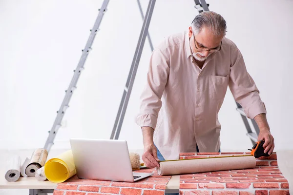 Antiguo marido contratista en el concepto de renovación de la casa — Foto de Stock