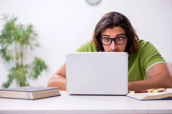 Joven estudiante masculino preparándose para los exámenes en casa — Foto de Stock