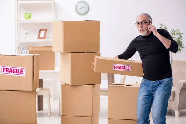 Viejo macho profesional mover haciendo casa reubicación —  Fotos de Stock
