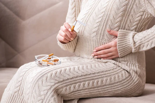 Homme et femme enceinte dans le concept antitabac — Photo