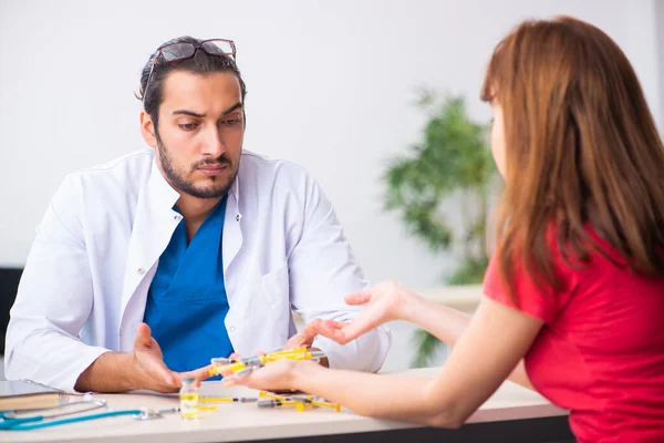 Diabetikerin besucht jungen männlichen Arzt — Stockfoto