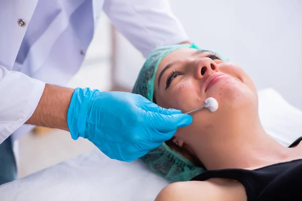 Young woman visiting male doctor dermatologist — Stock Photo, Image