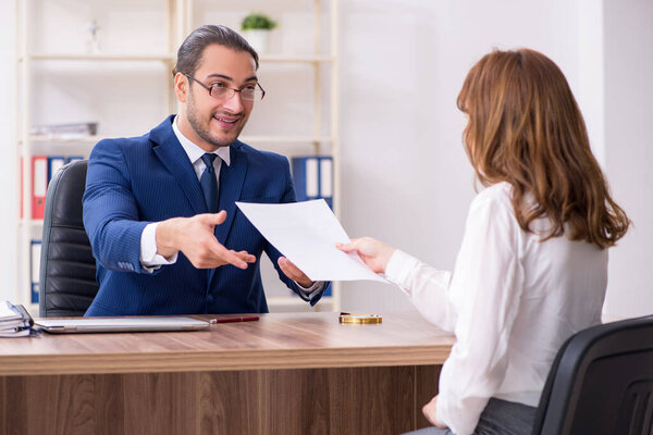 Деловая встреча бизнесмена и предпринимательницы