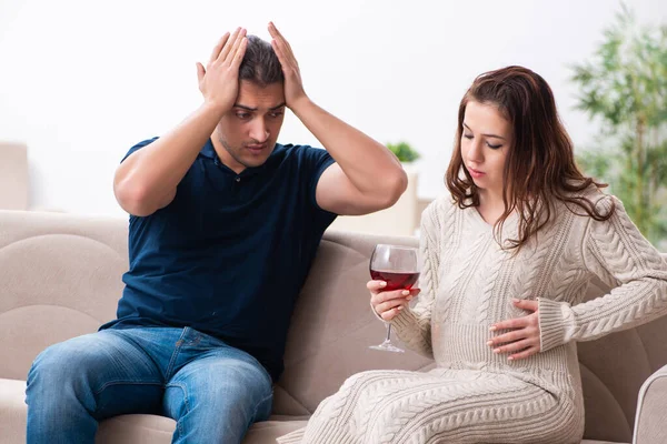 Man och gravid kvinna i alkoholism koncept — Stockfoto